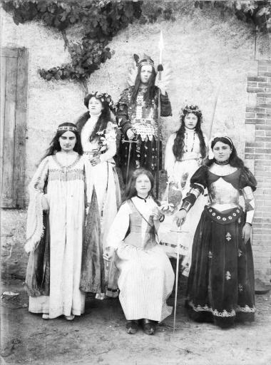 Deux groupes de comédiennes en costumes, aux Brouzils : béatification de Jeanne d'Arc en 1909 (vue 1), pièce non identifiée (vue 2).